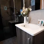 Otel Q *